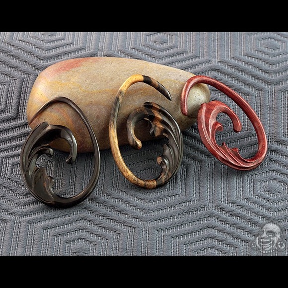 Ebony wave crests. Used. Bought on Body Art Forms. - Picture 3 of 3